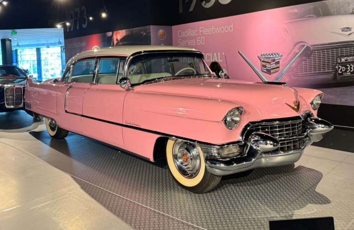 El Cadillac Fleetwood Serie 60 de 1955 pintado de rosa que Elvis Presley regaló a su madre, exhibido en Graceland