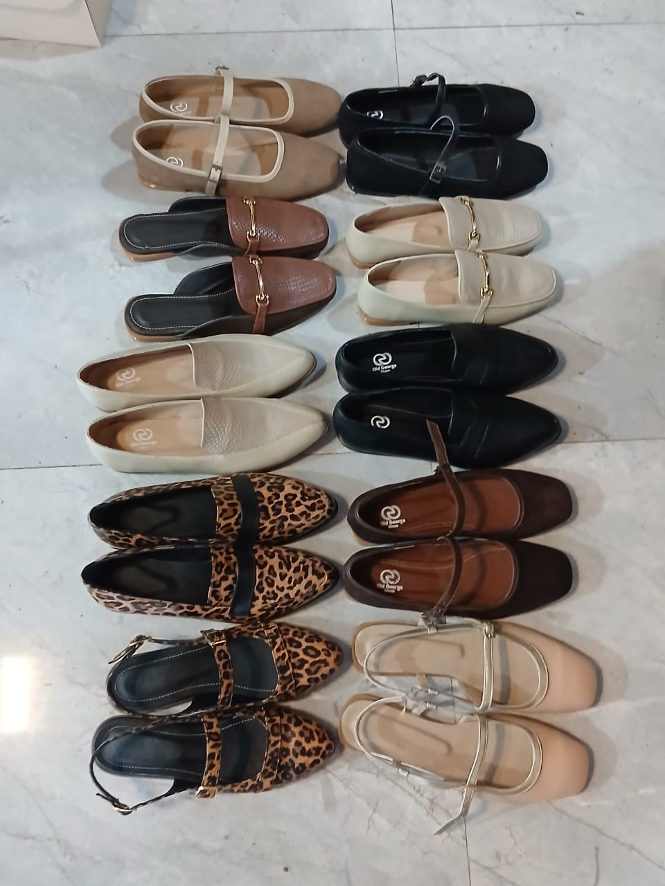 Pares de zapatos de mujer de cuero, diseñados y producidos por Old George