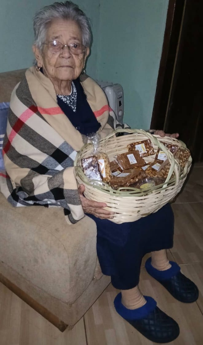 Doña María Bóveda de Pisciotta, de 95 años, con una canasta de dulces de maní