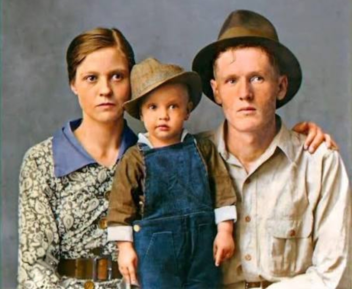 Elvis Presley de niño junto a sus padres, Vernon y Gladys Presley, en Tupelo, Misisipi