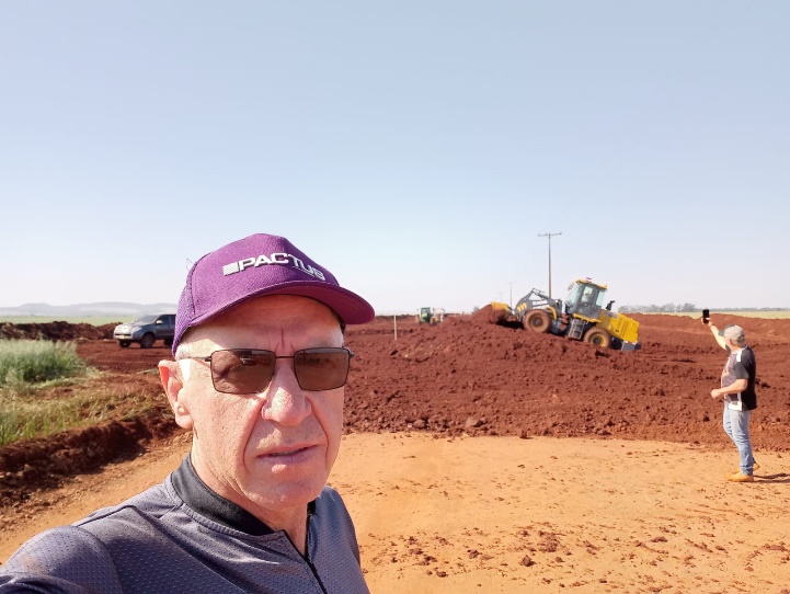 Eno Michels supervisando trabajos de suelo en su chacra de Nueva Esperanza, Canindeyú