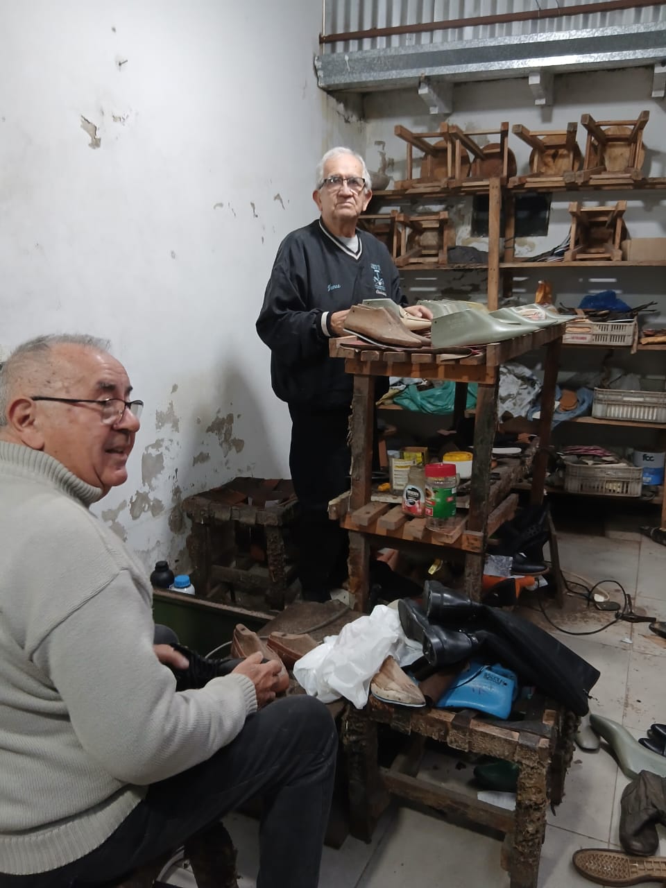 Jorge Lezcano y Digno Barrios trabajando entre hormas y herramientas en el taller de Old George, en Luque