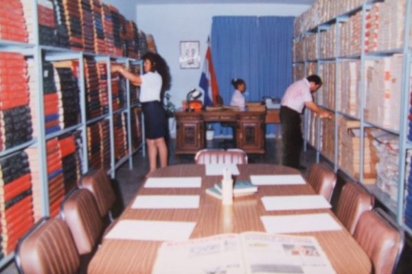 EL PESO DEL ARCHIVO Y LA FARSA DE LOS “SANTOS”