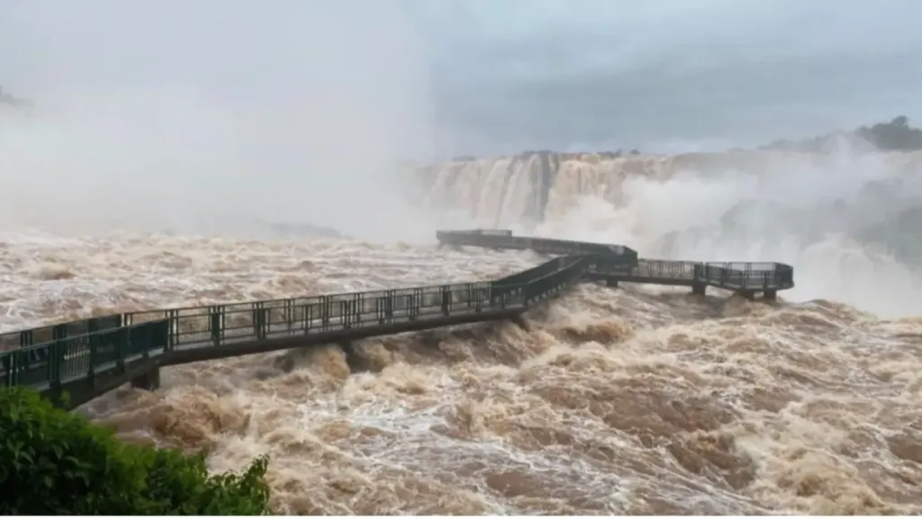 Cataratas del Iguazú: preocupa El Niño. El caudal de agua se triplicó en menos de 48 horas y cerraron el Parque Nacional