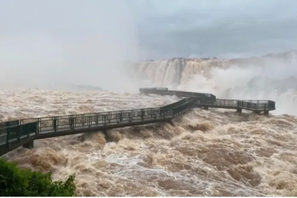 Cataratas del Iguazú: preocupa El Niño. El caudal de agua se triplicó en menos de 48 horas y cerraron el Parque Nacional