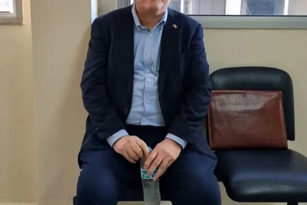 Rafael Filizzola Serra chicanea de nuevo y maltrata a la prensa tratando de conseguir aire